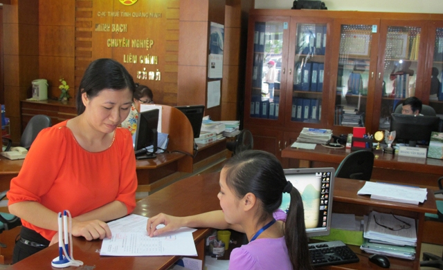 Hướng dẫn, hỗ trợ người nộp thuế tại bộ phận ‘Một cửa” của Cục Thuế Quảng Ninh. Nguồn: quangninh.gdt.gov.vn